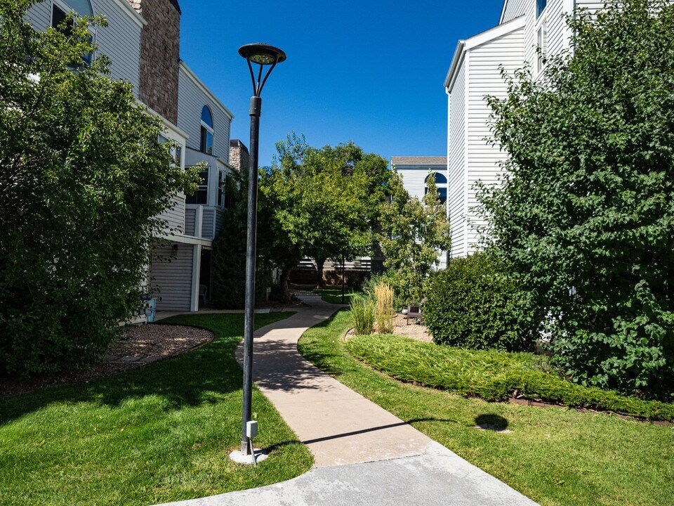 11105 E Alameda Ave, Unit Unit 202 in Aurora, CO - Building Photo