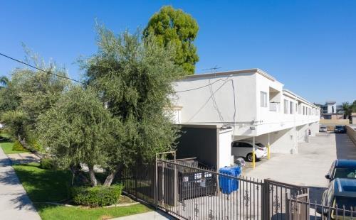 Villa Royale Apartments in Tarzana, CA - Building Photo - Building Photo