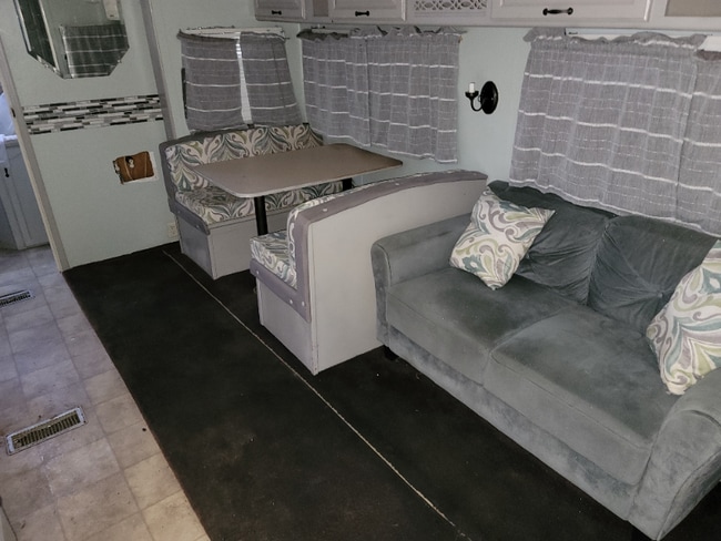 446 Co Rd 90B in Gonzales, TX - Building Photo - Building Photo