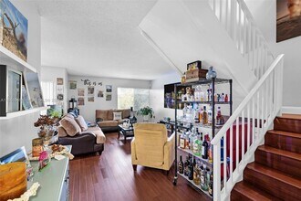 711 N Pine Island Rd in Plantation, FL - Building Photo - Building Photo