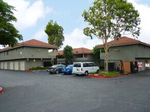 Cambria Villa Apartments in Fontana, CA - Foto de edificio - Building Photo