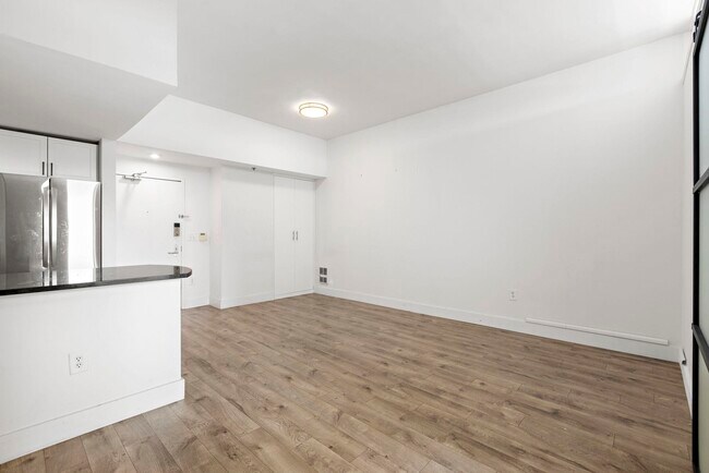 102 Christopher Columbus Dr in Jersey City, NJ - Building Photo - Building Photo