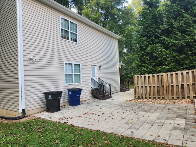 1048 Ranch Dr in Winston-Salem, NC - Foto de edificio - Building Photo
