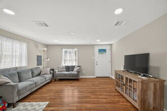 223 E Melville Dr in Crosby, TX - Building Photo - Building Photo