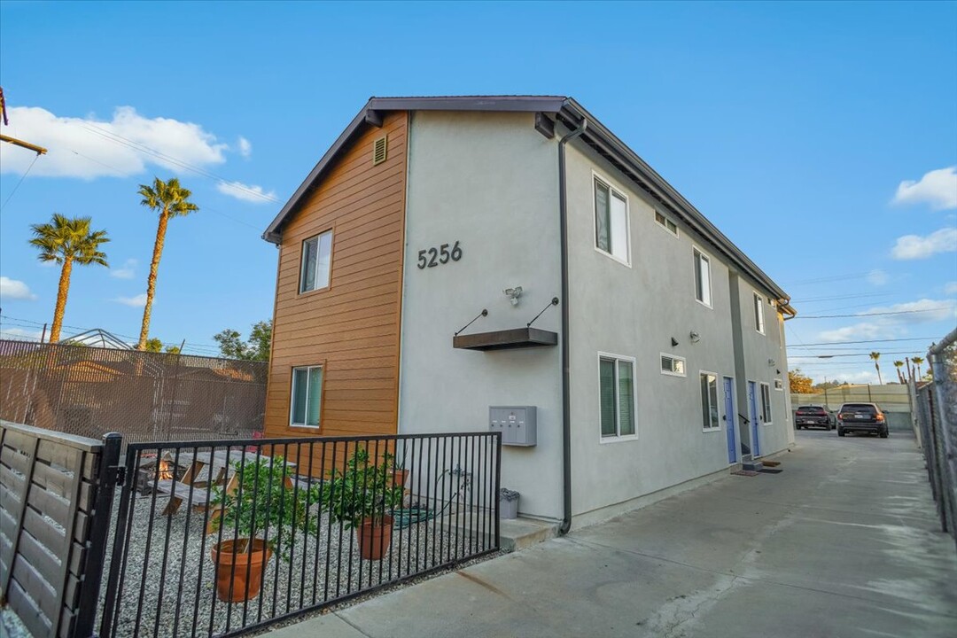 5256 Meridian St in Los Angeles, CA - Building Photo