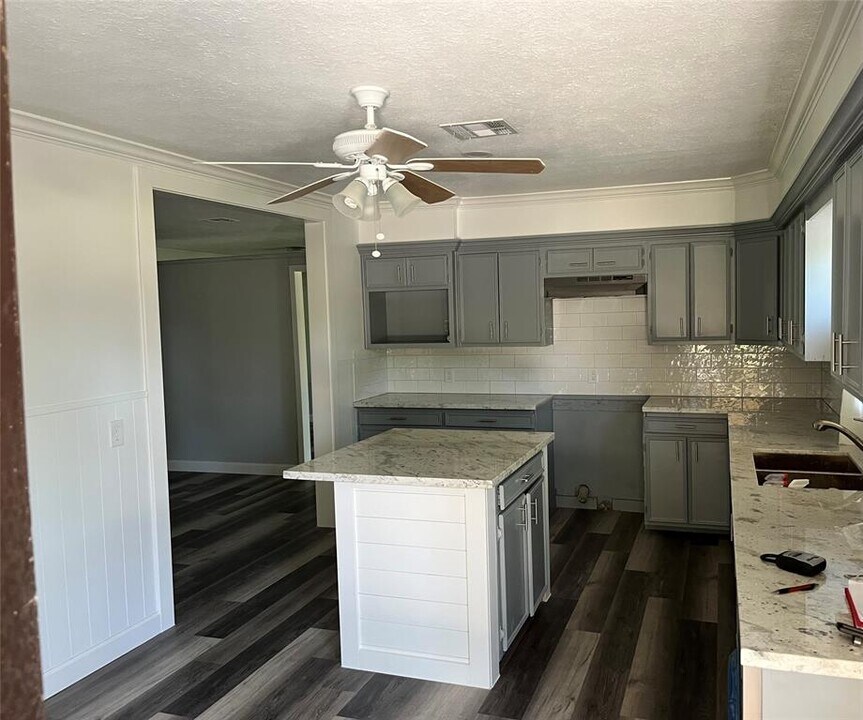 1320 Montezuma St in Columbus, TX - Building Photo