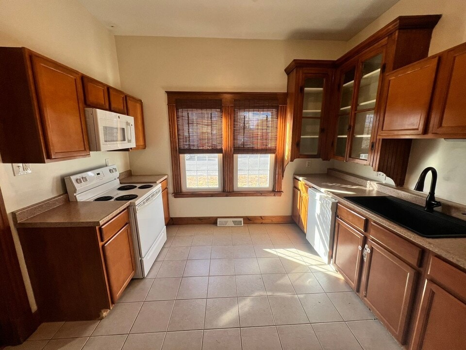 565-567 East St-Unit -565 East Street in Ludlow, MA - Foto de edificio