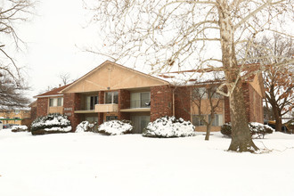 Senate Place Apartments in Lansing, MI - Building Photo - Building Photo