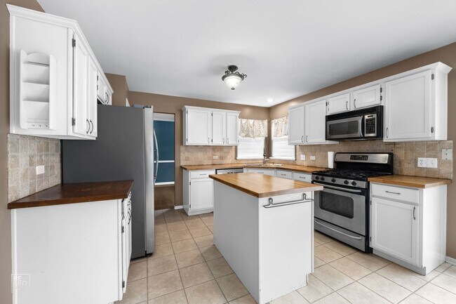 2206 Cheshire Dr in Aurora, IL - Building Photo - Building Photo