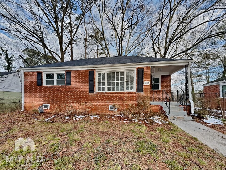 1825 Oakmont Dr NW in Atlanta, GA - Building Photo