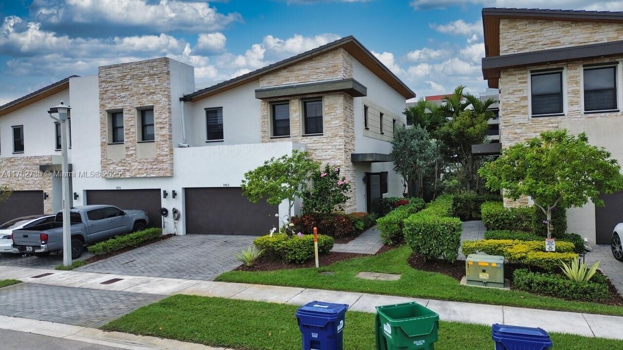 7902 NW 105th Ct in Doral, FL - Foto de edificio