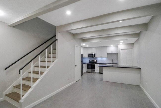 5929 Queensloch Dr in Houston, TX - Building Photo - Building Photo