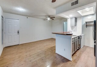 5916 Gaston Ave in Dallas, TX - Foto de edificio - Building Photo