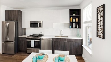 Village Square in Glen Cove, NY - Foto de edificio - Building Photo