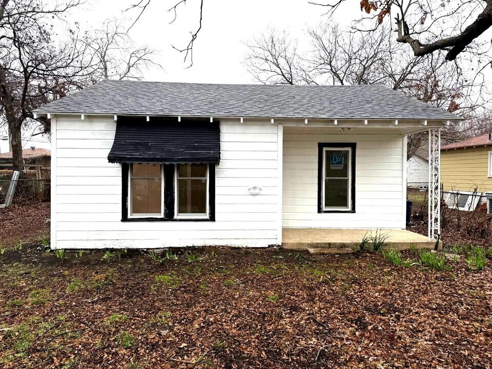 8112 Melrose Ct W in White Settlement, TX - Building Photo