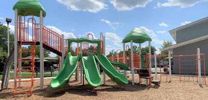 251 N Chevalier Dr in Howell, MI - Foto de edificio - Building Photo