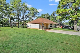 712 Seven Oaks Rd in Bonham, TX - Foto de edificio - Building Photo