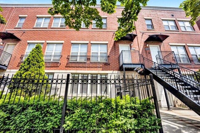 754 W Evergreen Ave in Chicago, IL - Building Photo - Building Photo