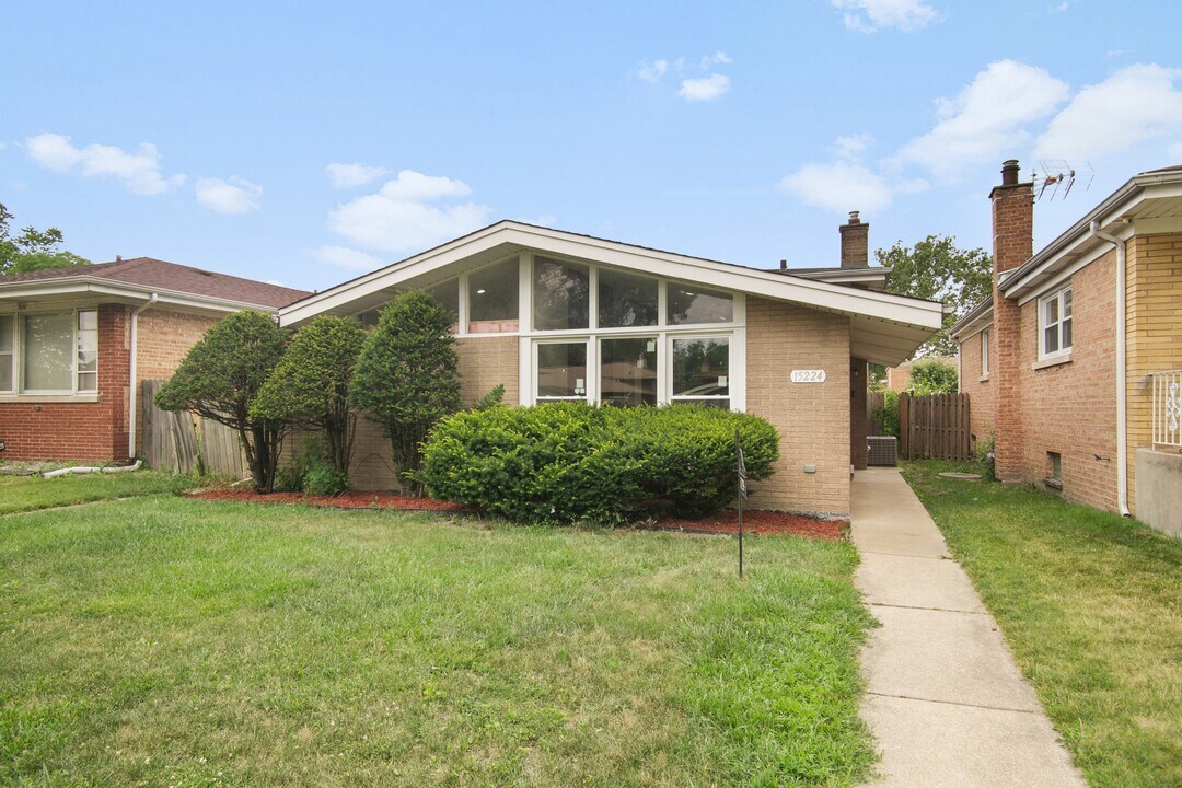 15224 Oak St in Dolton, IL - Foto de edificio