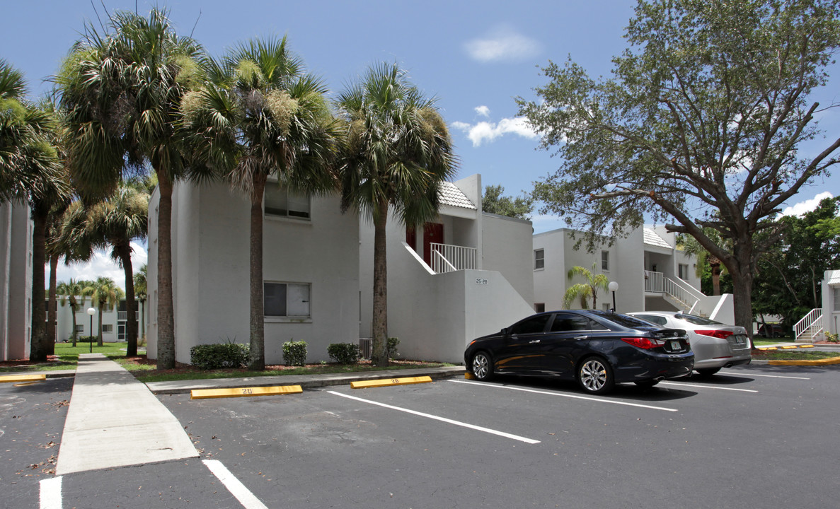 Peppertree Apartments in Ft. Myers, FL - Foto de edificio