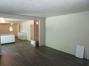 799-799 1/2 SE 2nd St in Prineville, OR - Foto de edificio - Building Photo