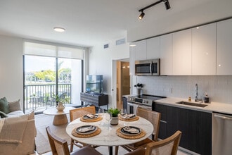 Laguna Gardens in Miami Gardens, FL - Foto de edificio - Interior Photo