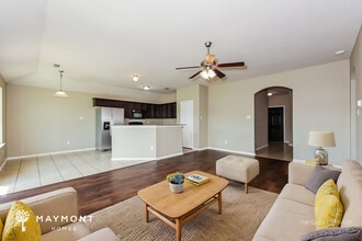 12513 Fenway Ct in Burleson, TX - Foto de edificio - Building Photo