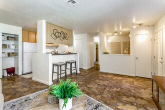 Arlington Farm Apartments in Davis, CA - Foto de edificio - Interior Photo