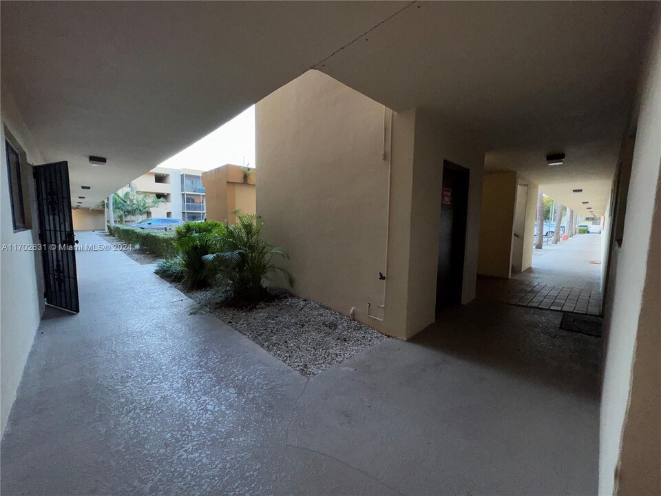 8415 SW 107th Ave in Miami, FL - Building Photo