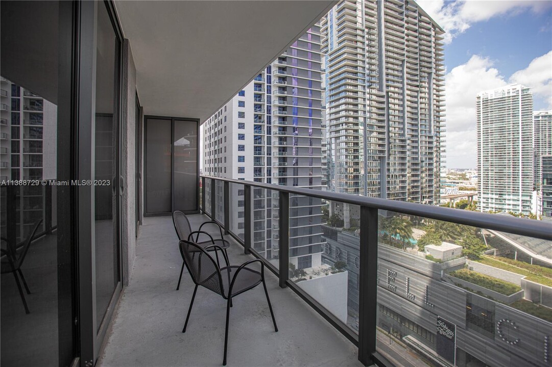 45 SW 9th St, Unit 1810 in Miami, FL - Foto de edificio