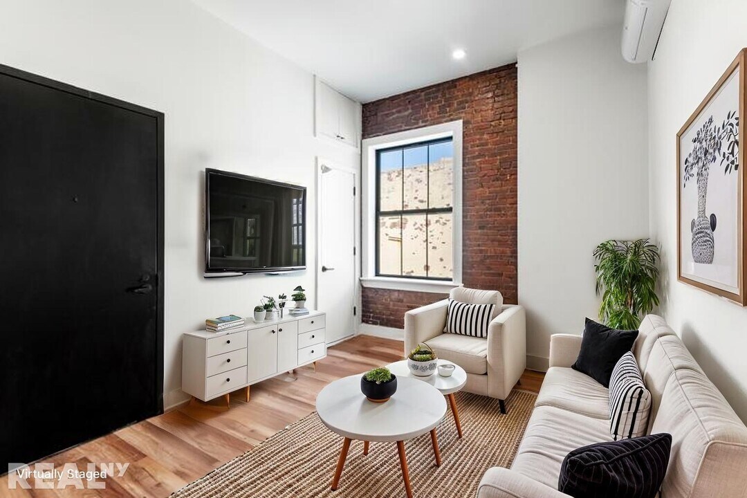 16 Howard Ave in Brooklyn, NY - Building Photo