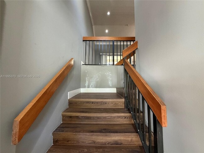 323 Ives Dairy Rd in Miami, FL - Building Photo - Building Photo