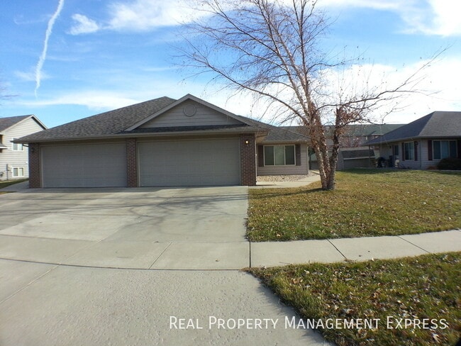 Cozy 2 Bedroom, 1 Bath Twin Home with 2 st