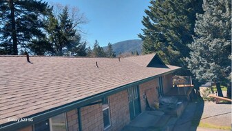 326 W Stevenson St in Cave Junction, OR - Building Photo