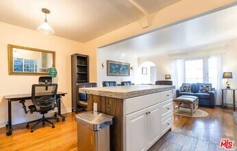 11325 Mississippi Ave in Los Angeles, CA - Foto de edificio - Building Photo