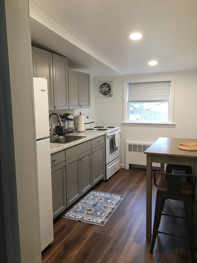 18 Aberdeen Dr, Unit 1 in Huntington, NY - Building Photo - Building Photo