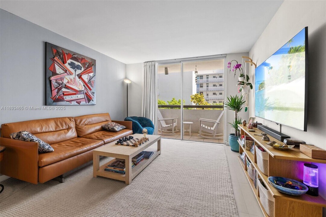 1775 Washington Ave in Miami Beach, FL - Building Photo