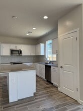 2932 E Escarpa Dr in Madera, CA - Building Photo - Building Photo