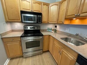 3800 Powell Ln, Unit #1107 in Falls Church, VA - Foto de edificio - Building Photo