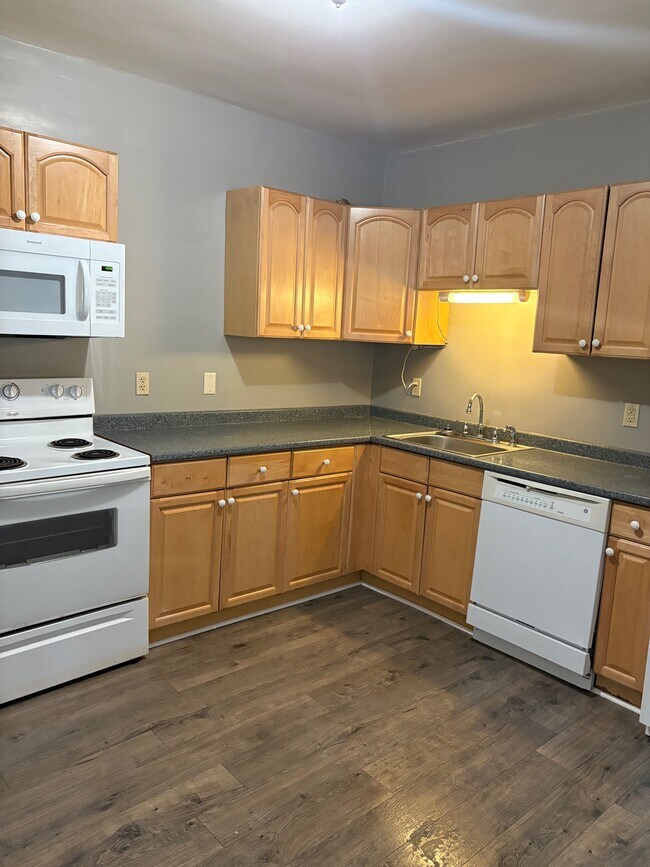 652 Adams Ave, Unit Apartment 2 in Huntington, WV - Foto de edificio - Building Photo