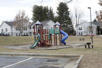 Cedar Bluff Apartments in Hendersonville, NC - Building Photo - Building Photo