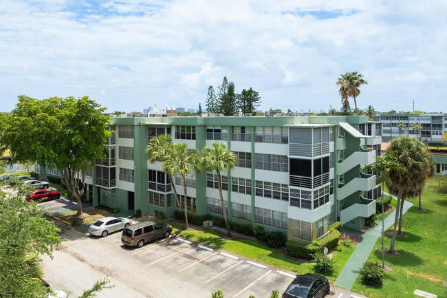 Catalina Building in Hollywood, FL - Building Photo - Building Photo