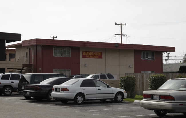 The Topaz Apartments in Hayward, CA - Building Photo - Building Photo