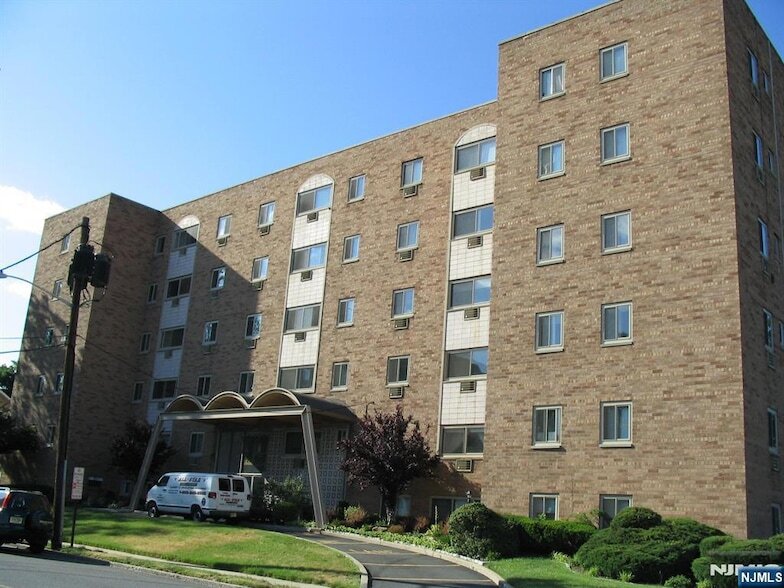 40 Zabriskie St, Unit 2E in Hackensack, NJ - Building Photo