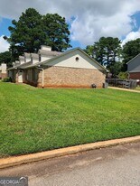 2120 Fieldstone View Ct SE in Conyers, GA - Building Photo
