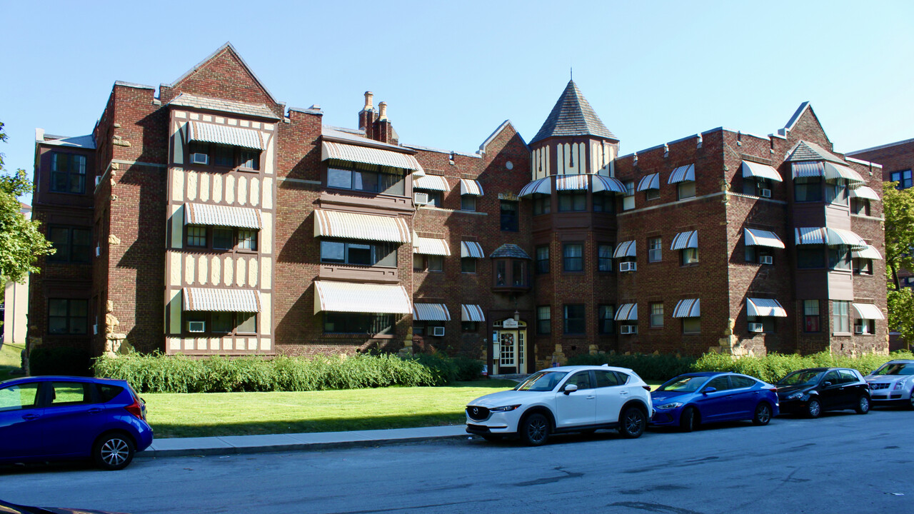 David Copperfield Apartments in Kansas City, MO - Building Photo