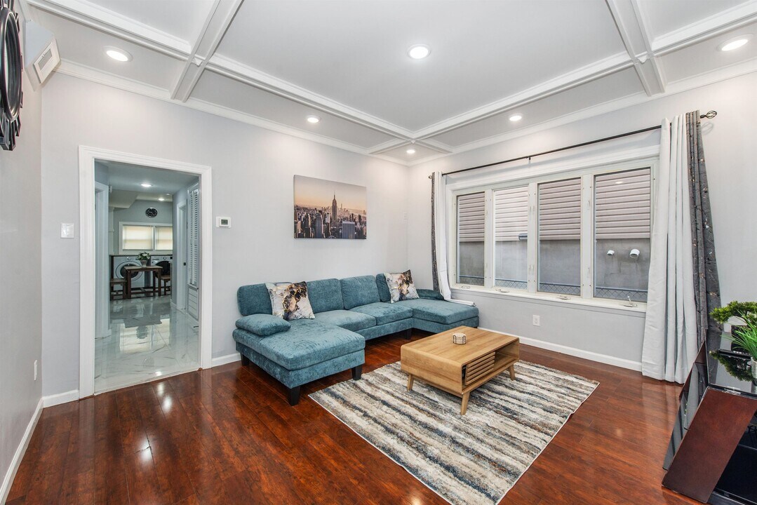 19 W 27th St in Bayonne, NJ - Building Photo