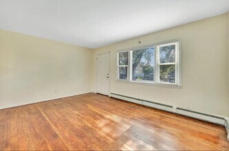 61 Kellum St, Unit 61 Kellum St in Lindenhurst, NY - Foto de edificio - Building Photo