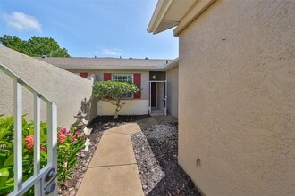 633 Tremont Greens Ln, Unit 16 in Sun City Center, FL - Building Photo - Building Photo