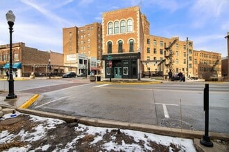 6 E Downer Pl, Unit 200 in Aurora, IL - Building Photo - Building Photo